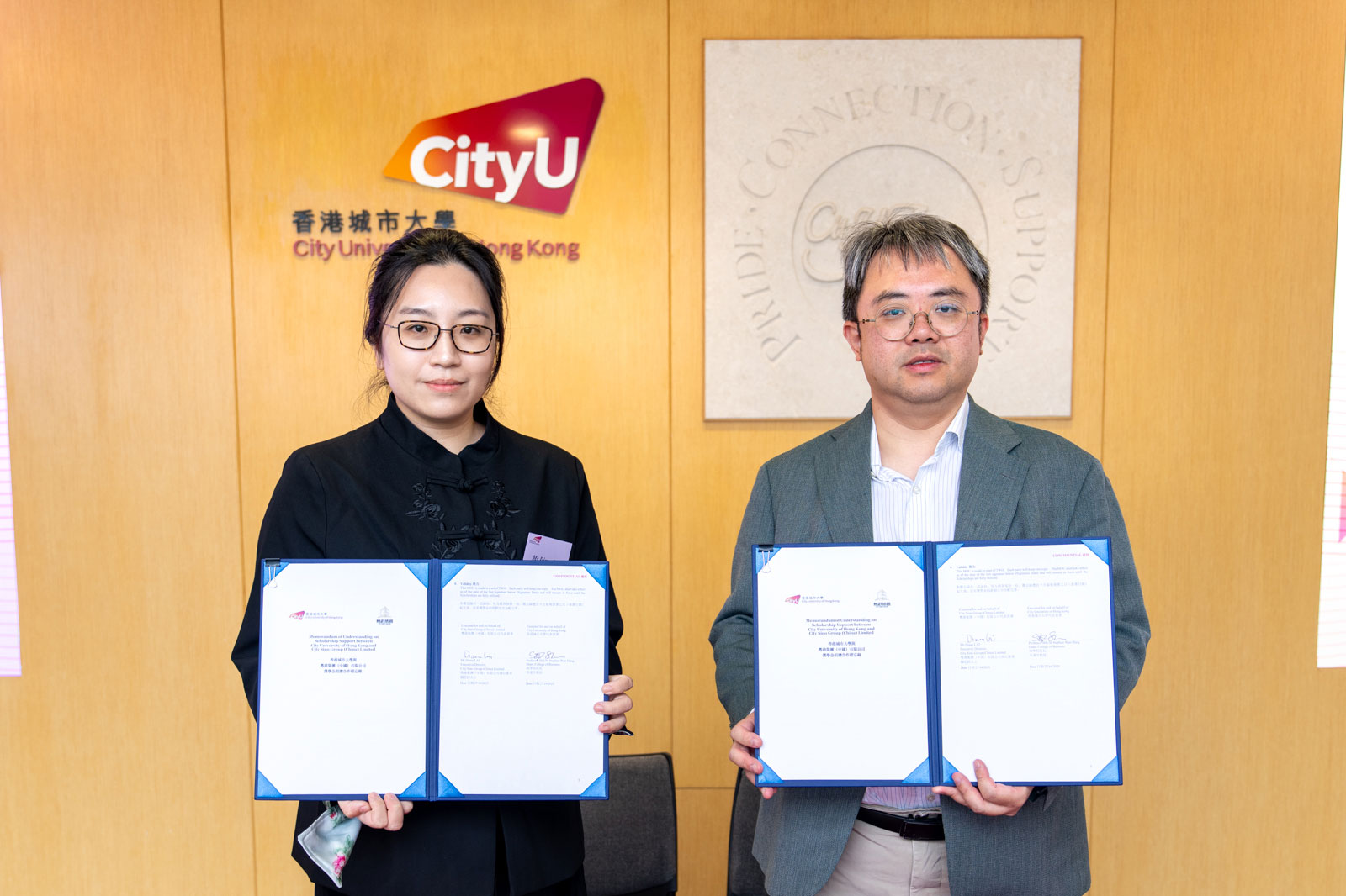 (From left) Ms Diane Lai, Executive Director of City Sino Group (China) Limited, signs the MoU with Professor Shum, Dean of CityUHK College of Business. 