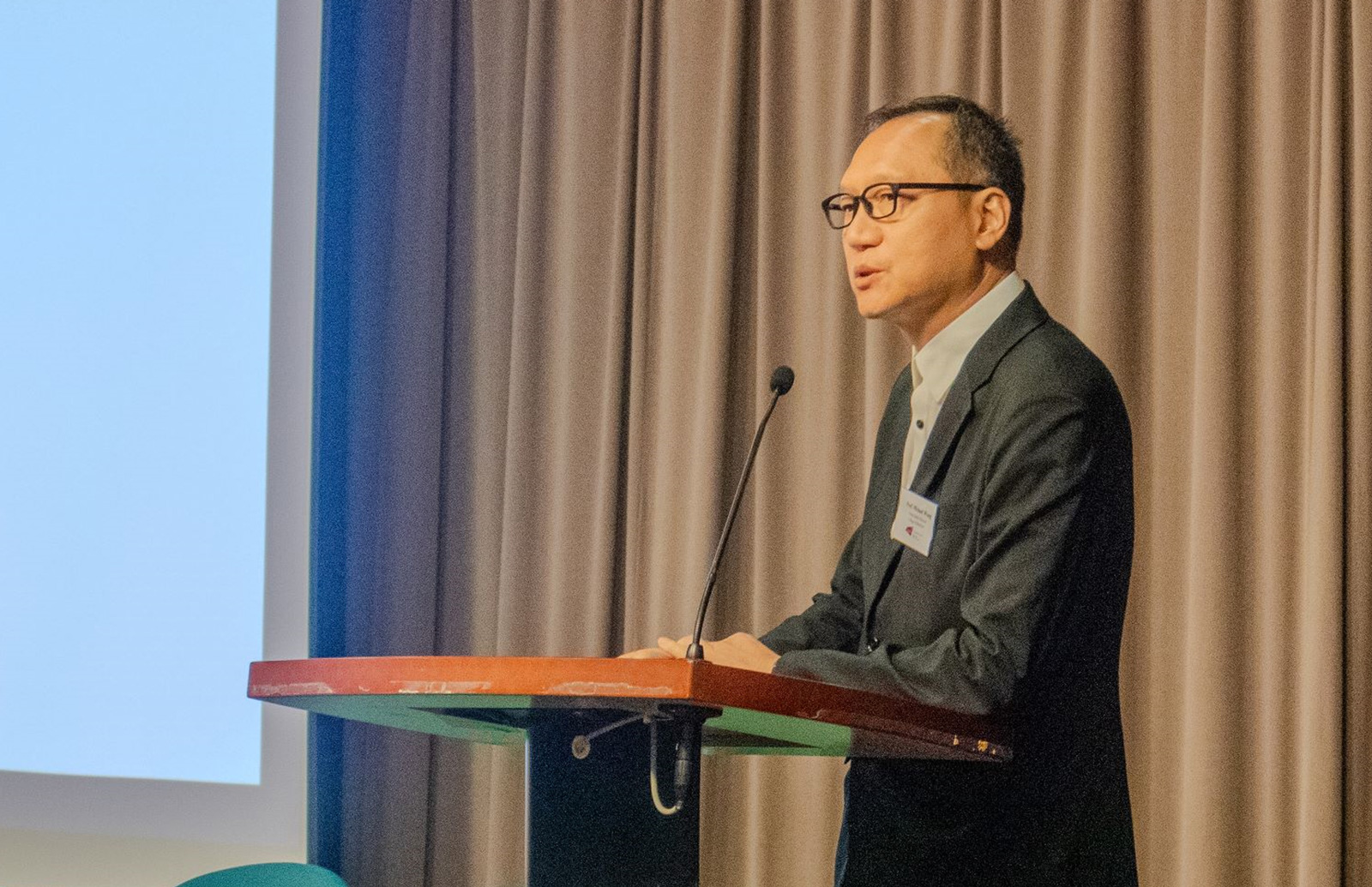 Professor Michael Wong, Associate Dean (Global Executive Programmes), welcomes guests and students to the opening ceremony