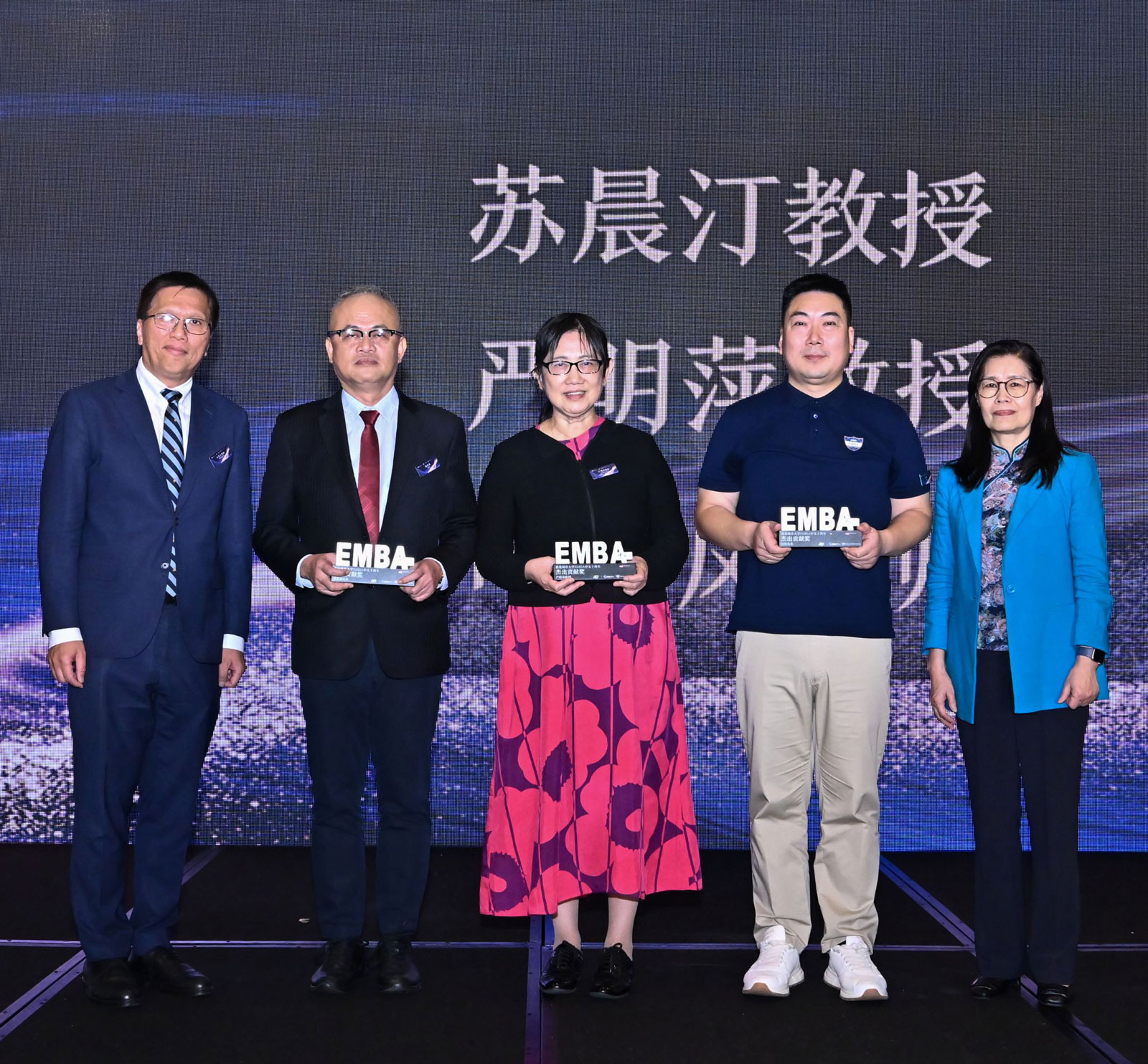 Award presentation to distinguished professors and alumni for their continued contributions to the EMBA (Chinese) programme and Alumni Association.