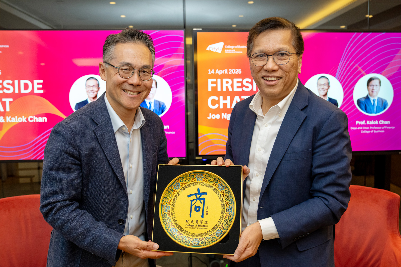 Dean Kalok Chan presents Joe with a souvenir in appreciation of his insightful sharing.