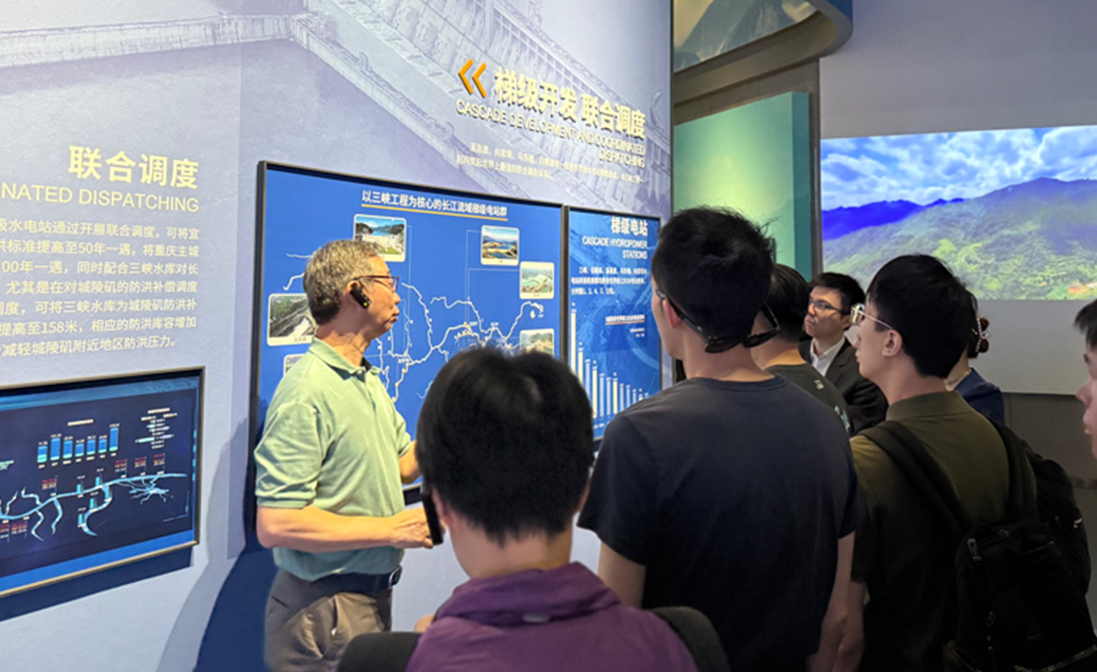Prof. Wilton Chau explored the Three Gorges Project Museum with the students. 