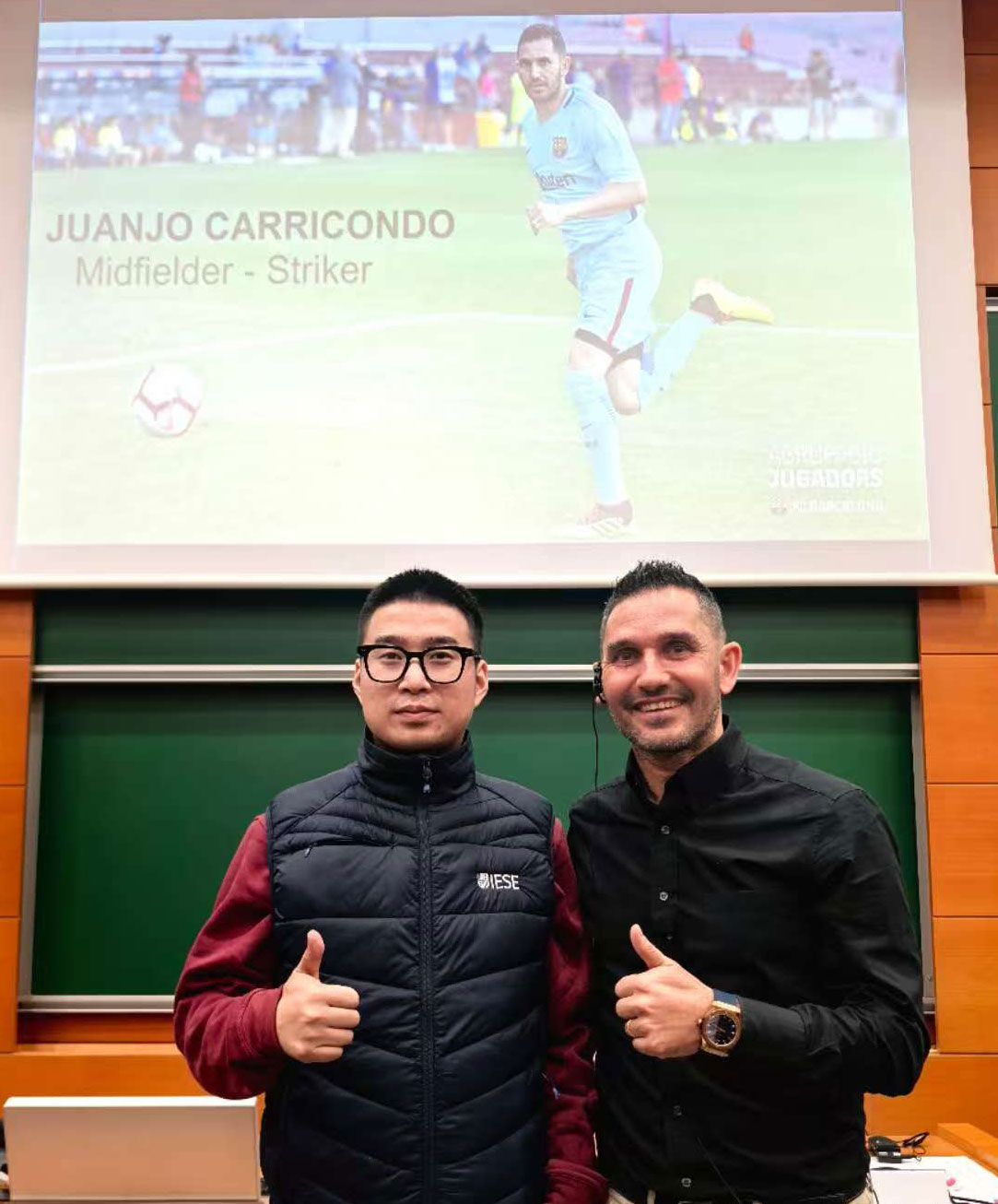 Mr Juanjo Carricondo (right) shares his insights with our EMBA (Chinese) students.