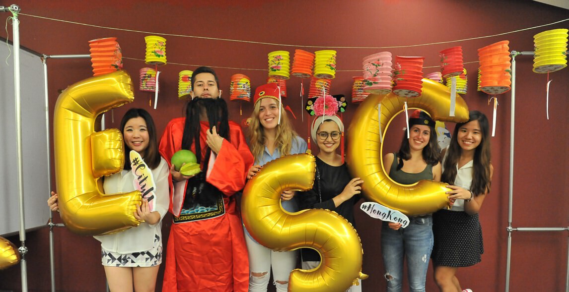 Global exchange students celebrate Mid-Autumn Festival