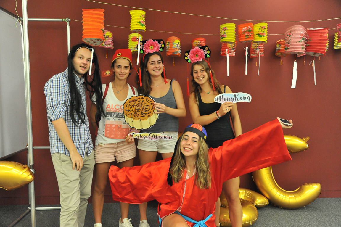Global exchange students celebrate Mid-Autumn Festival