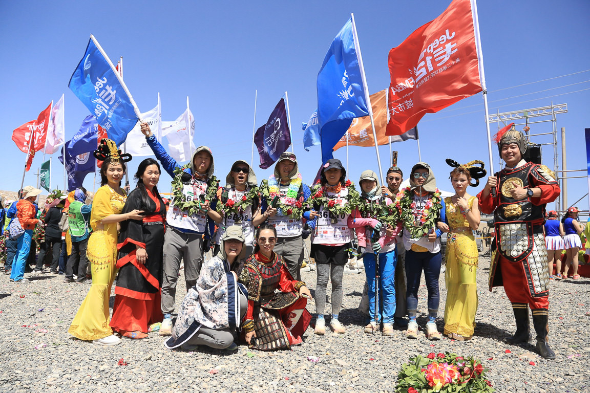 EMBA students surpass themselves and win prize in Gobi Challenge